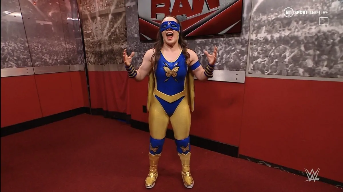 尼基·克罗斯 (Nikki Cross) 在 WWE Raw 上首次亮相新超级英雄角色