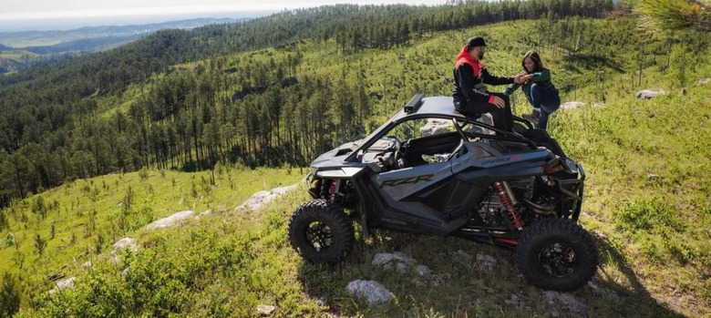 Polaris RZR Pro R 和 RZR Turbo R 并肩作战,拥有强大的动力